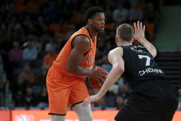 防守两端的 防守两端的