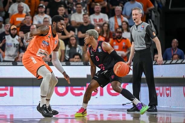 还在进攻端 还在进攻端